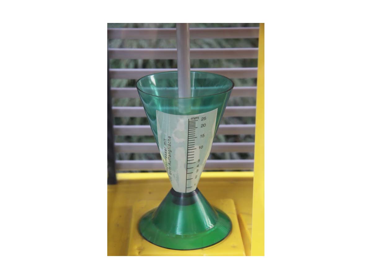 Wetterwarte mit Instrumenten und Hahn