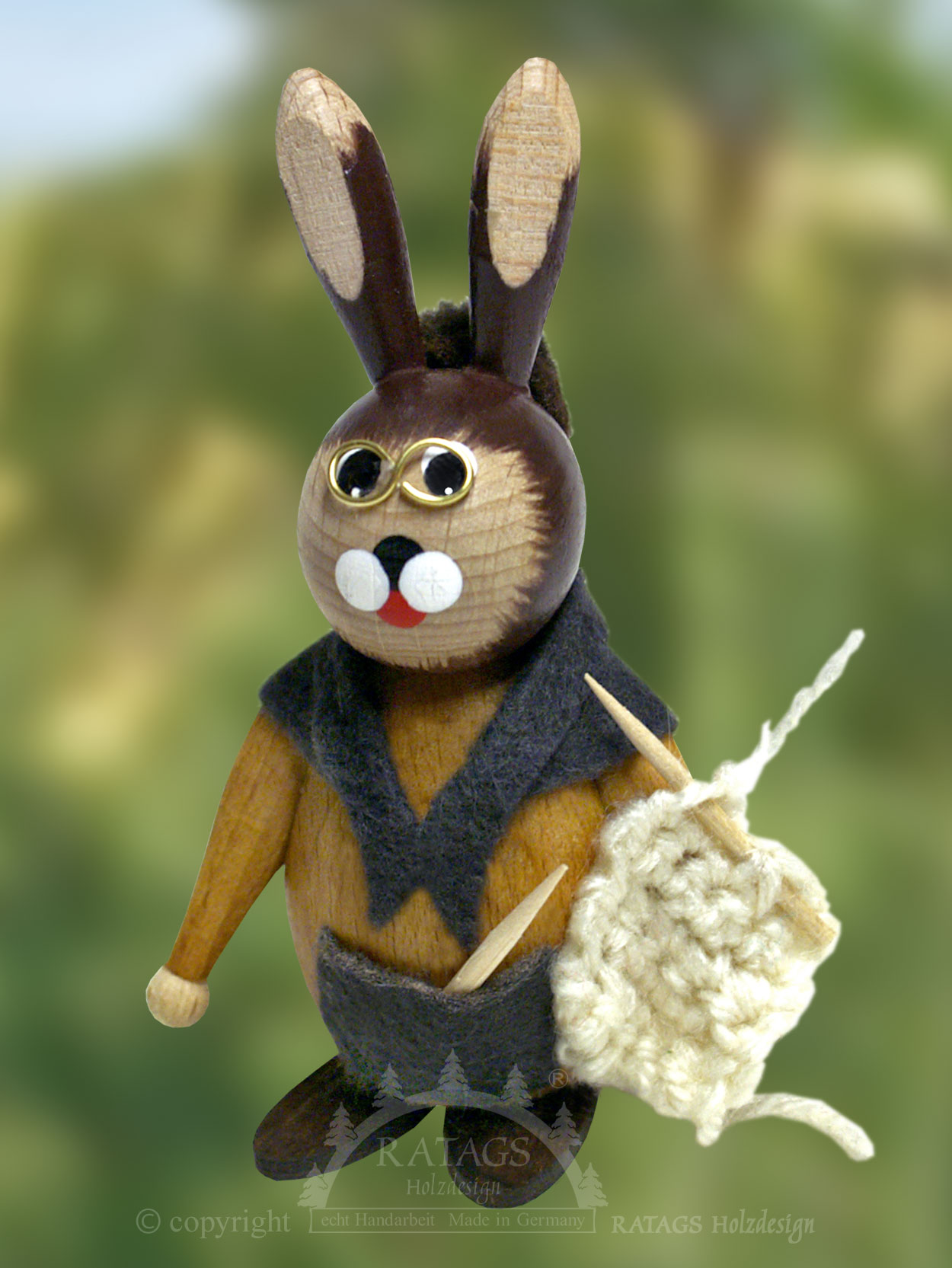 Knuffi Hase, Oma mit Strickzeug, Brille