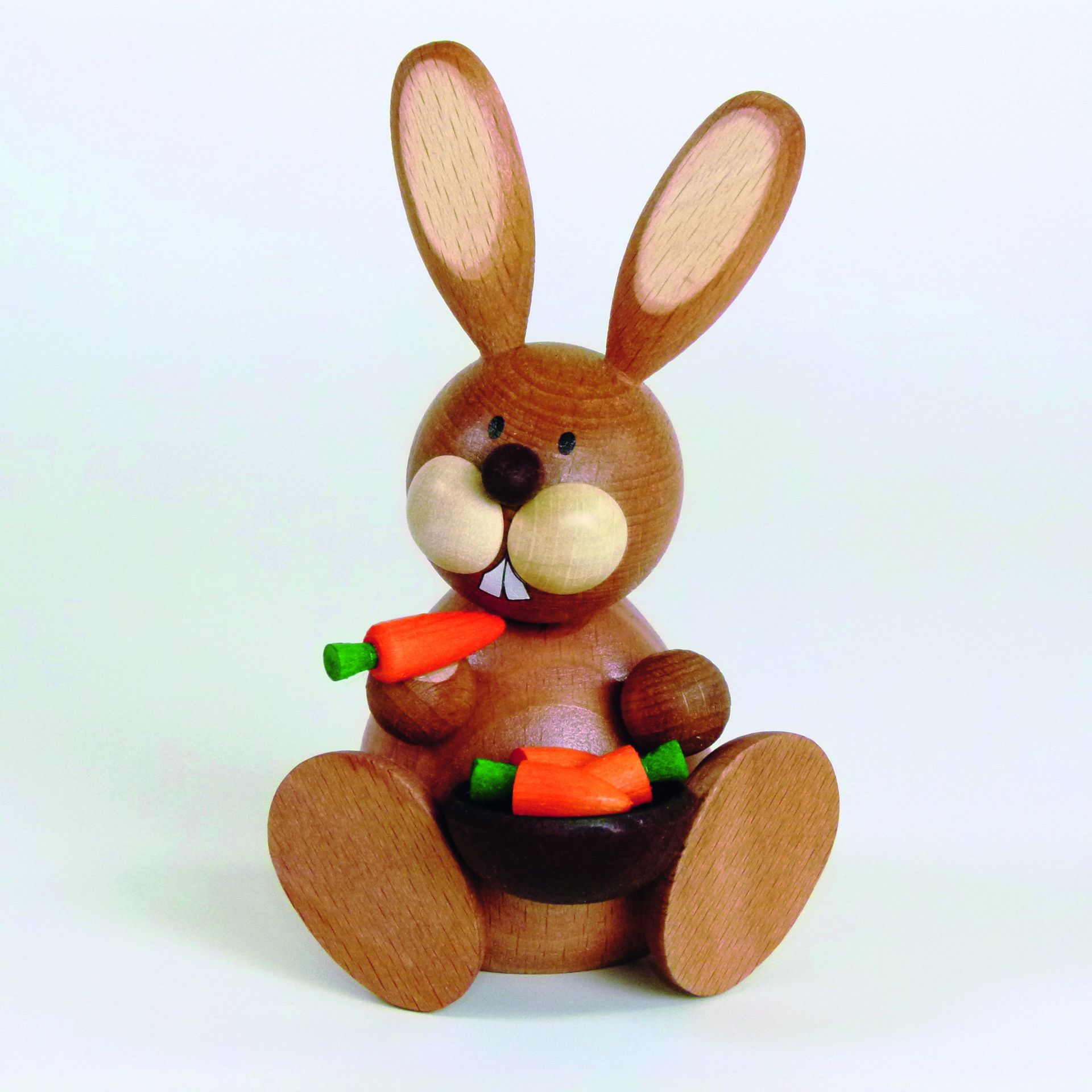 Osterhase sitz. mit Möhrenschüssel 7,5 cm x 11,2 cm (B x H)