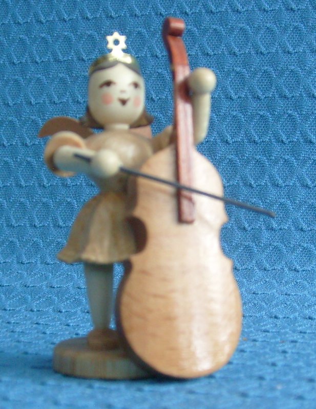 Engel stehend mit Bass