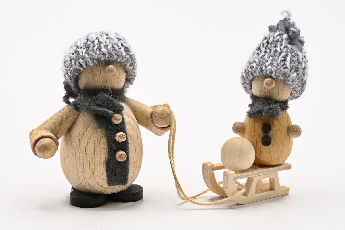 Molli, Winterkinder auf Schlitten graue Strickmütze, H 5 cm