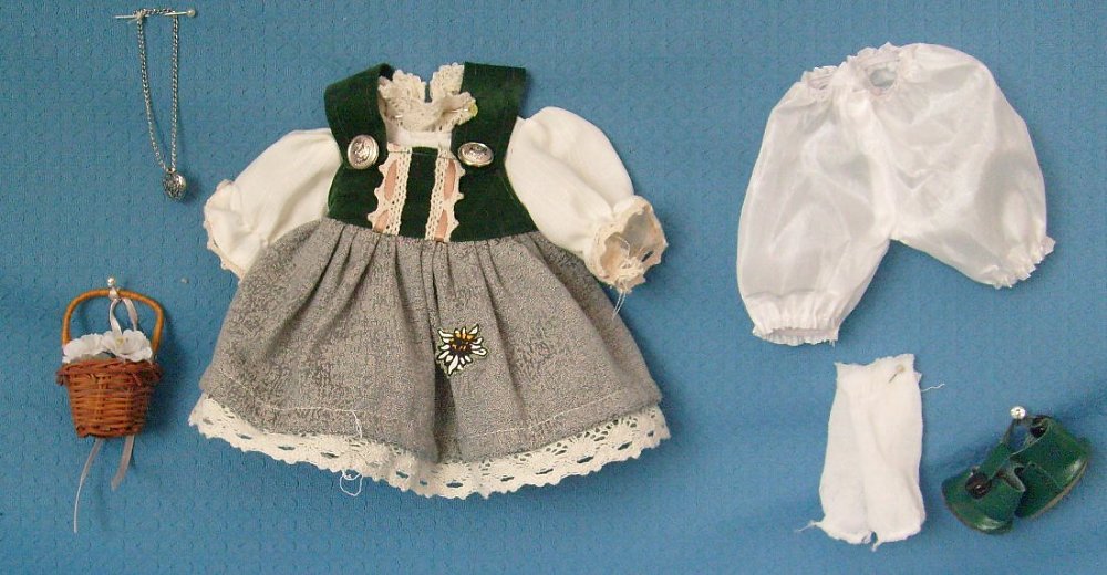 Puppenkleidung für 20 cm große Puppen- vorrätig 4 Stück
