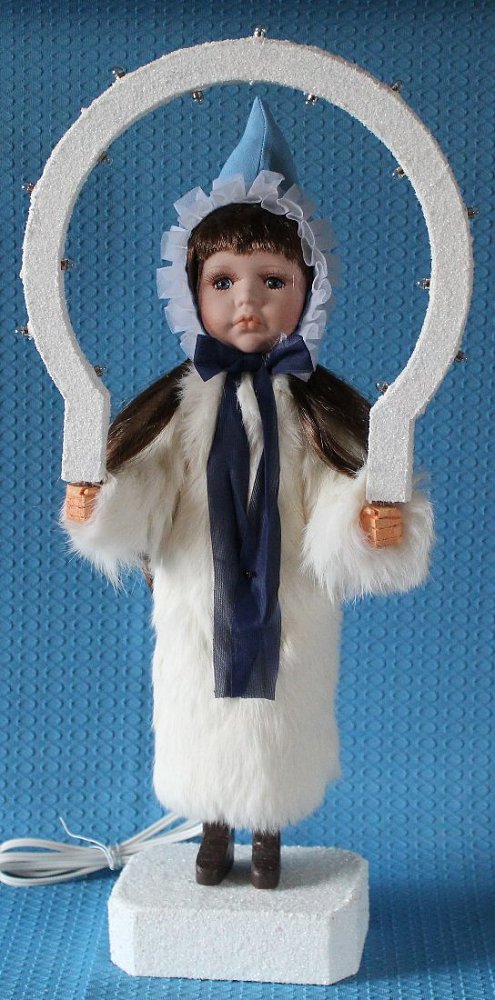Christkind mit braunen Haaren, blauen Mützchen und echtem Kaninchenfell - 1 Stück vorrätig