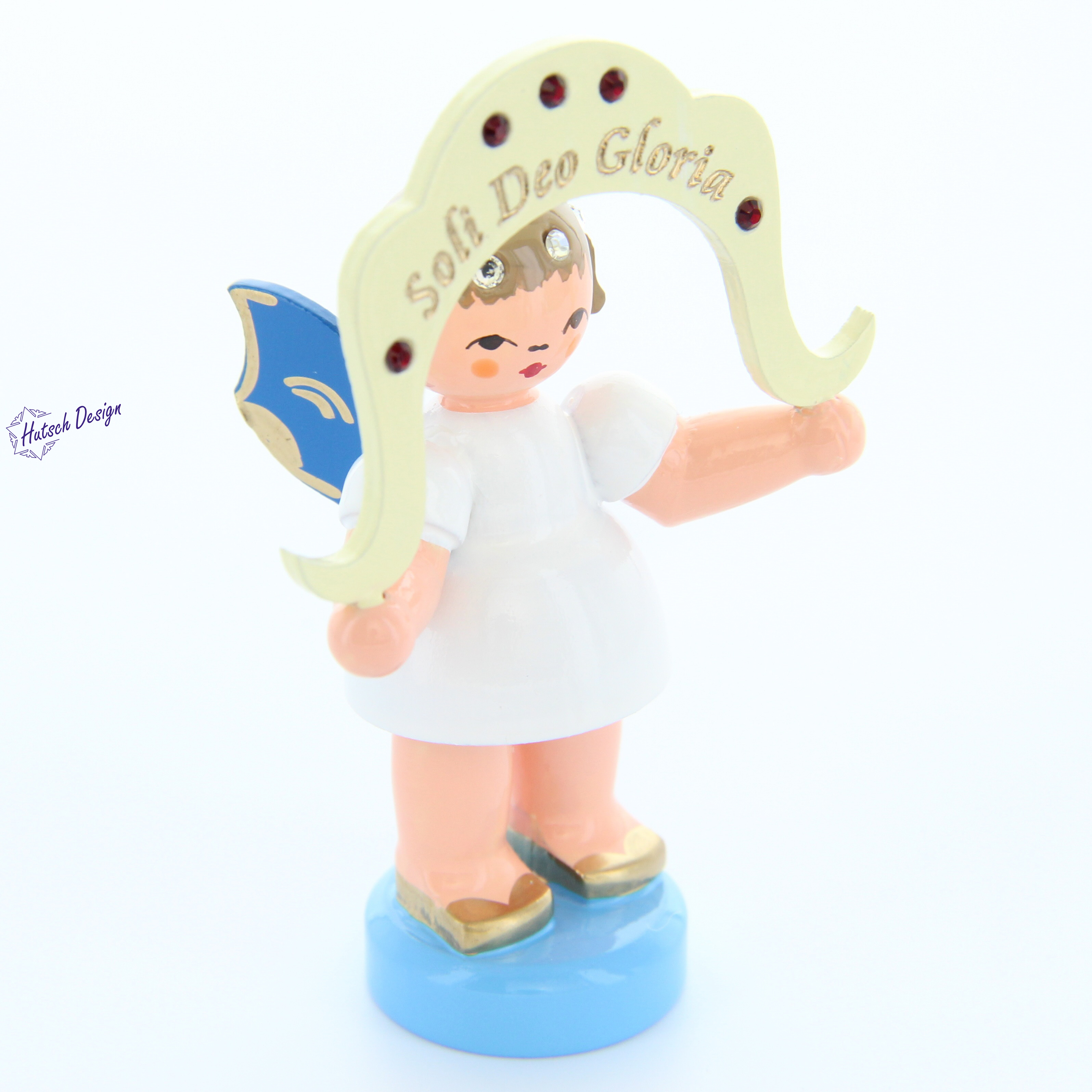 Engel stehend Soli Deo Gloria, Sonderedition Swarovski, blaue Flügel