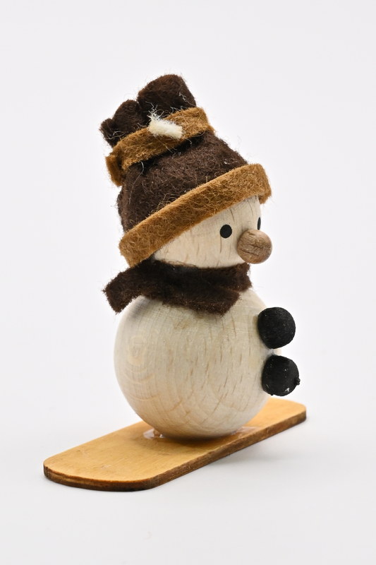Schneemann natur, auf Snowboard braune Mütze, H 4 cm