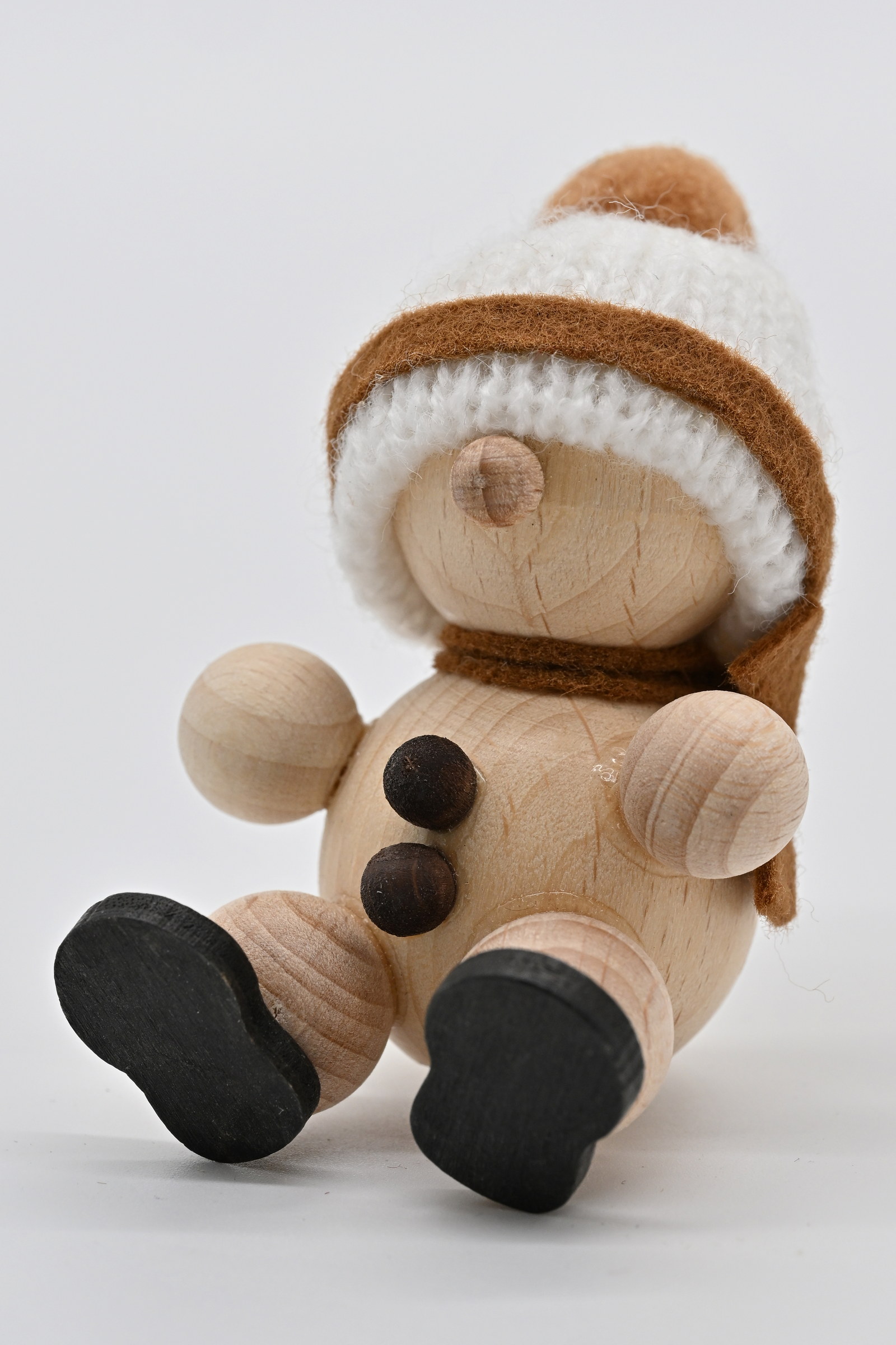 Schneemann sitzend, weiße Mütze