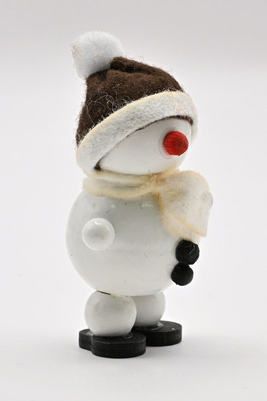 Schneemann weiß, stehend braune Mütze