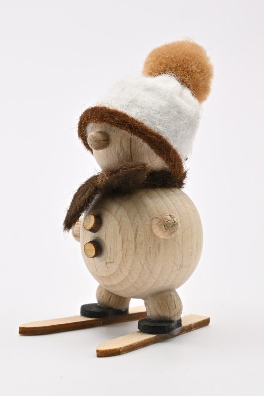 Schneemann natur, auf Ski weiße Mütze