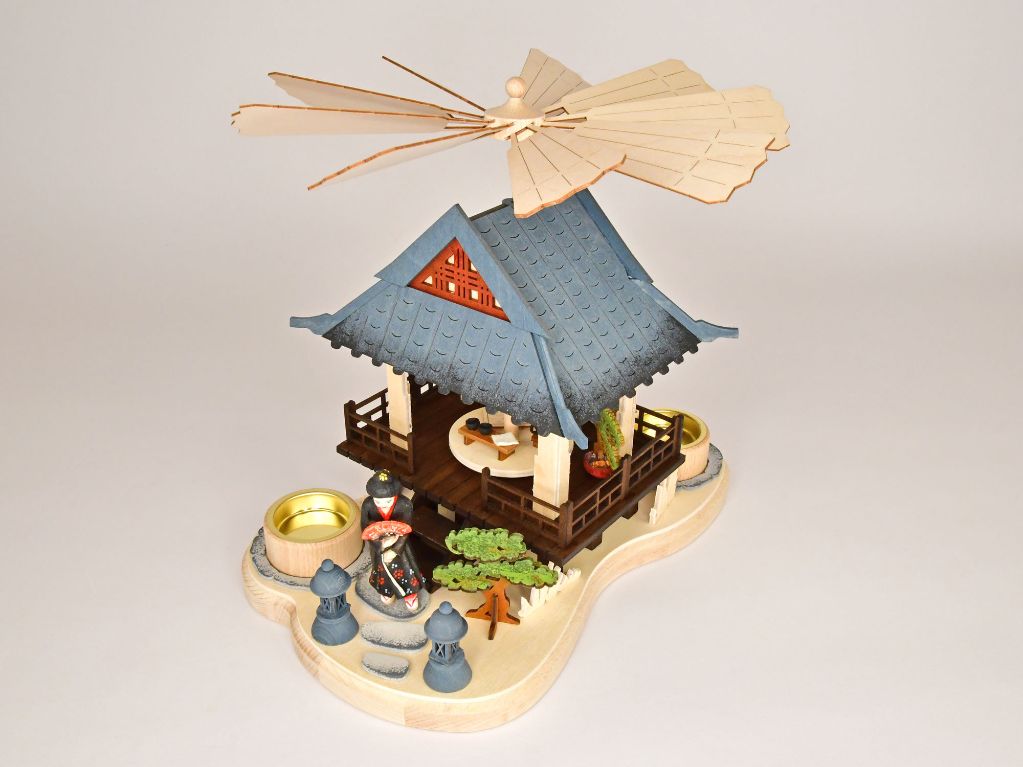 Pyramide Japan, farbig, handbemalt mit Massivholzfigur