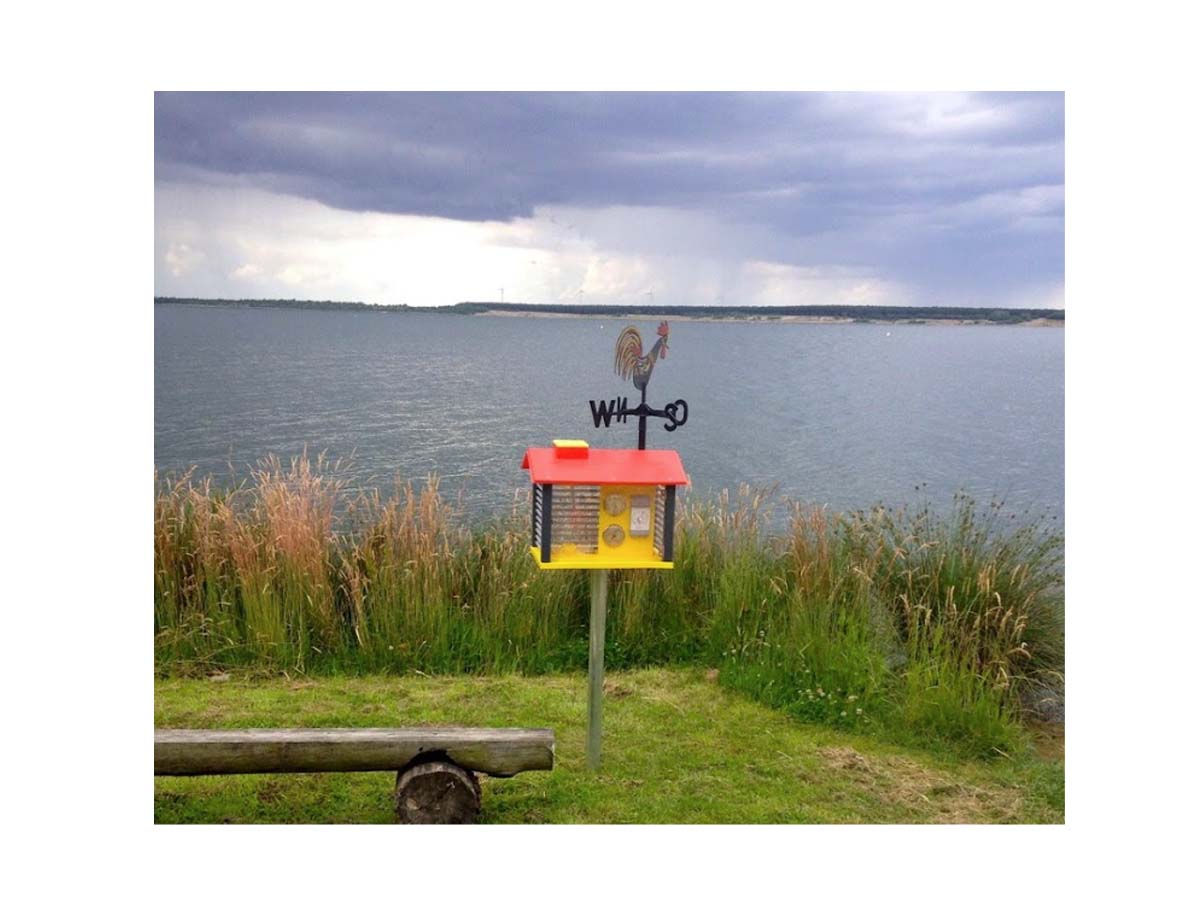 Wetterwarte mit Instrumenten und Hahn