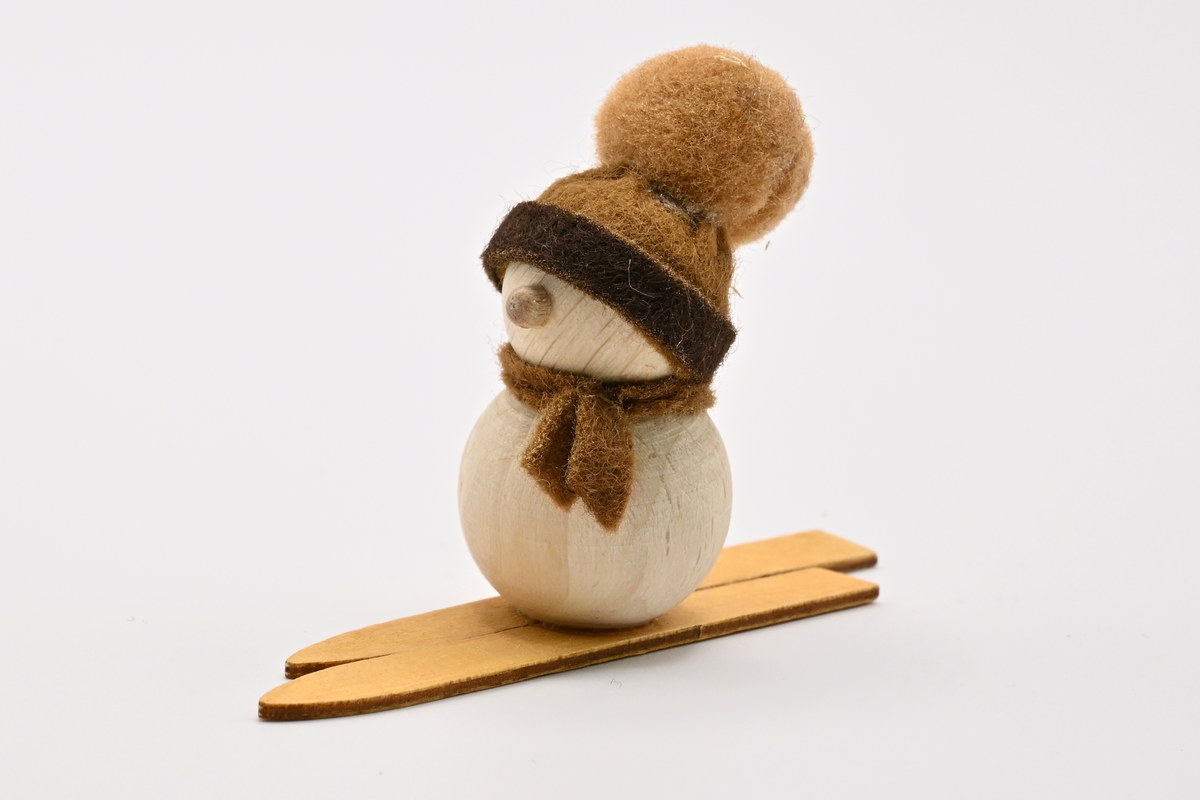 Schneemann mini, auf Ski