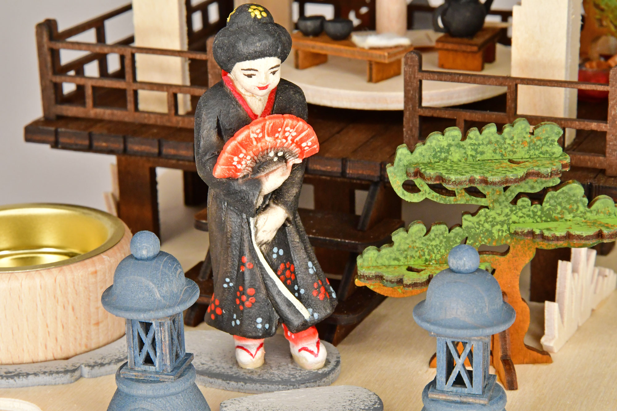 Pyramide Japan, farbig, handbemalt mit Massivholzfigur