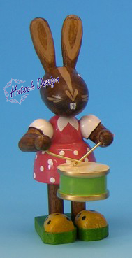 Osterhasenmädchen mit Trommel