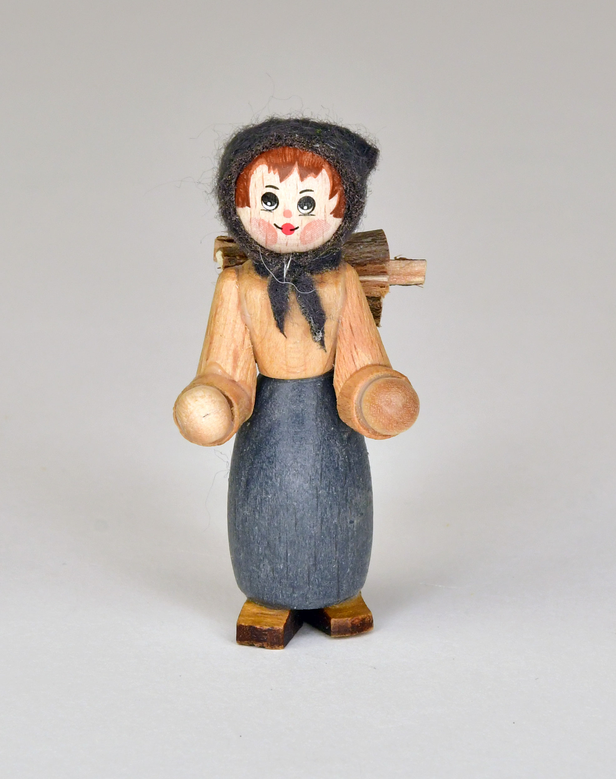 Frau mit grauem Rock, Holz, Kopftuch