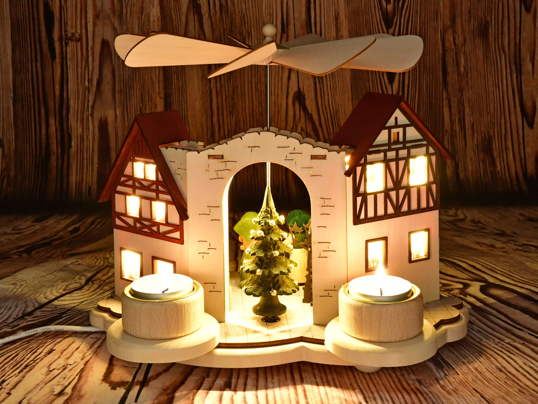 Hauspyramide, Auf dem Markt, Fachwerkhäuser, elektrisch beleuchtet