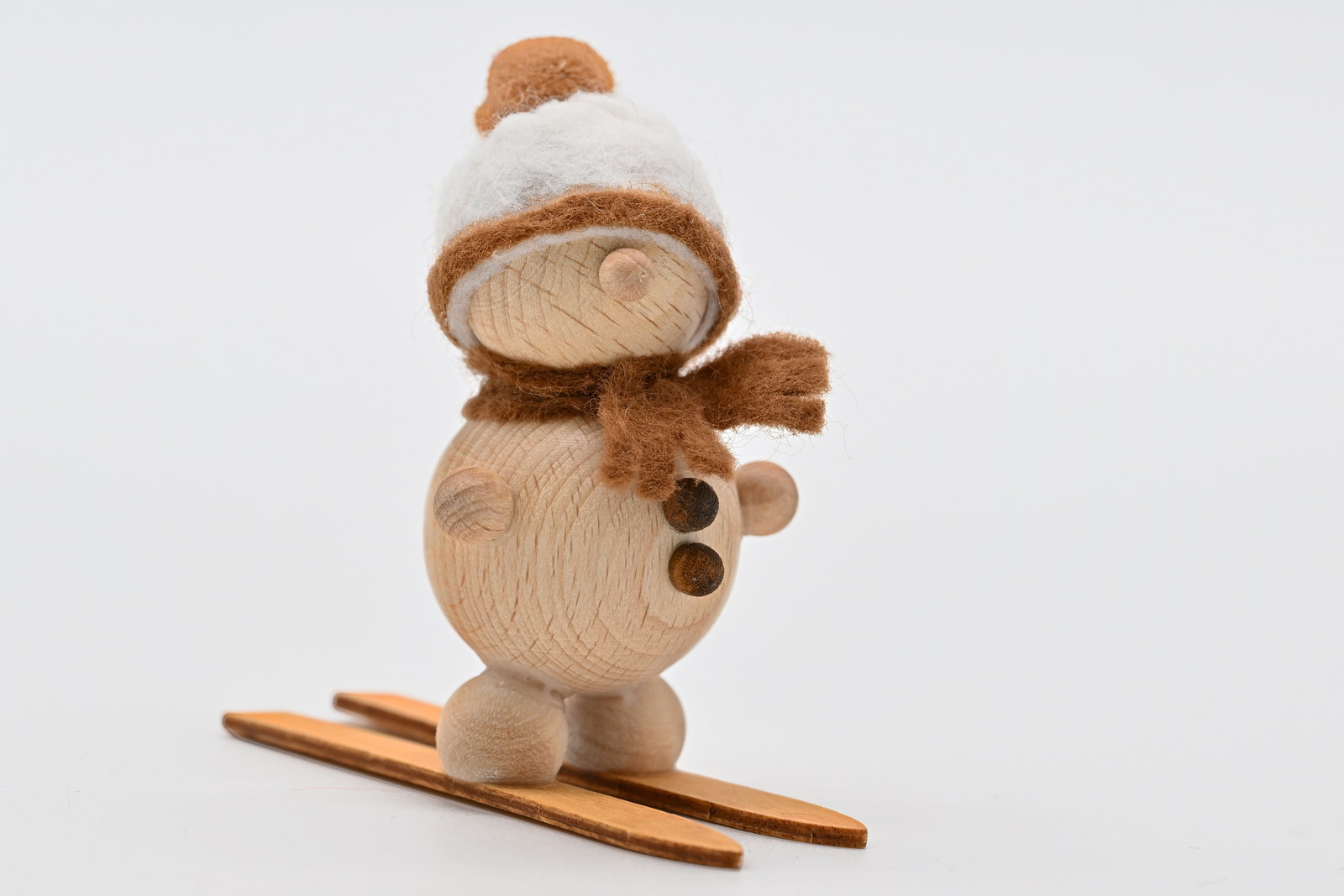 Schneemann auf Ski