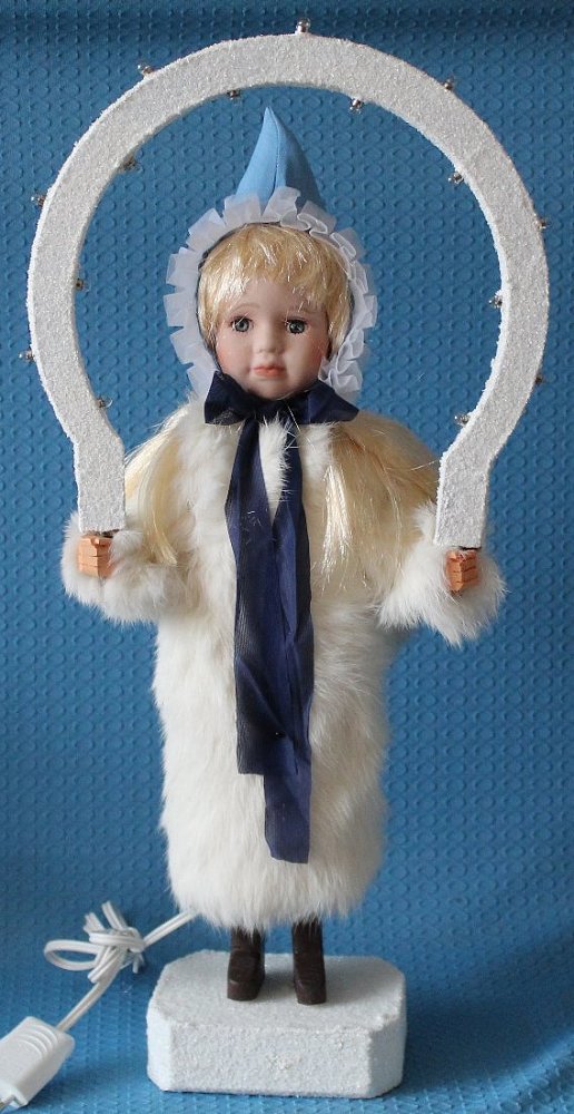 Christkind mit blonden Haaren, blauen Mützchen und echtem Kaninchenfell - 2 Stück vorrätig