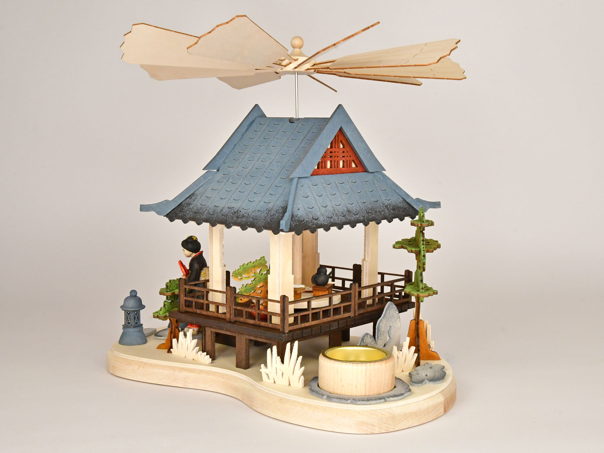 Pyramide Japan, farbig, handbemalt mit Massivholzfigur