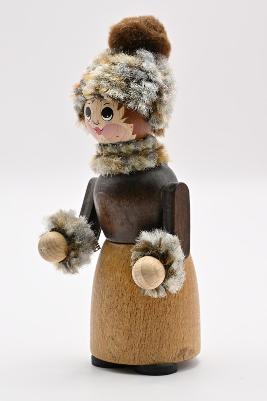 Figur groß, Frau im Winter H 11 cm