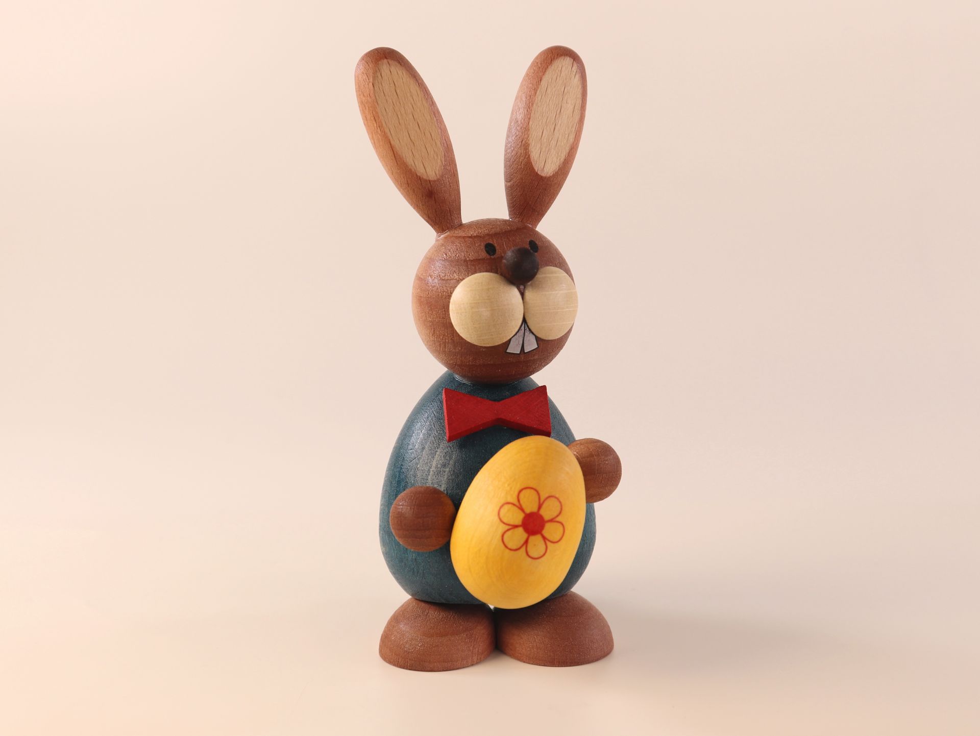 Osterhase stehend mit gelben Ei 5,5 cm x 11,5 cm (B x H)
