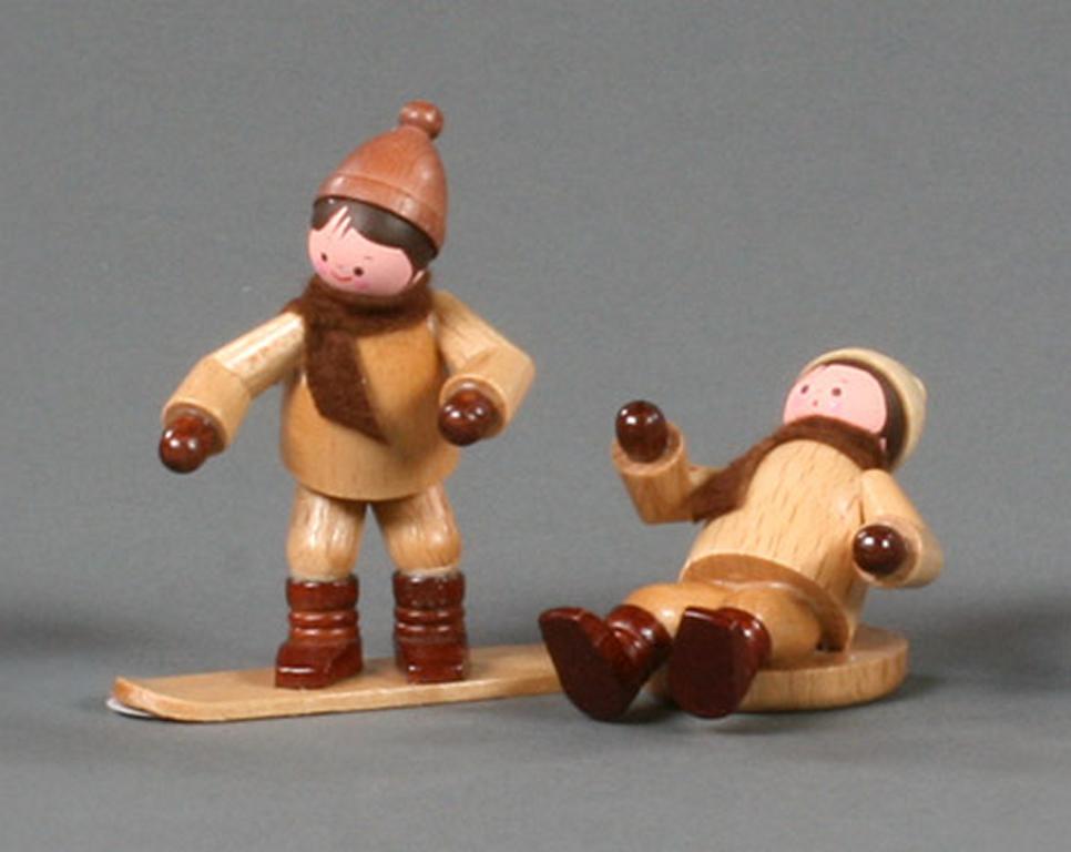 Kinder mit Snowboard und Rutscher natur (2)