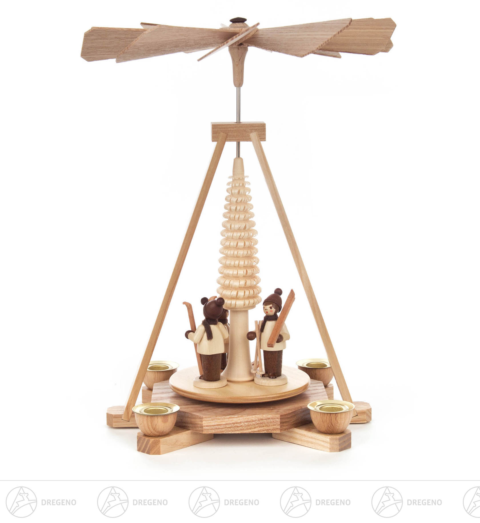 Pyramide mit Skifahrern natur