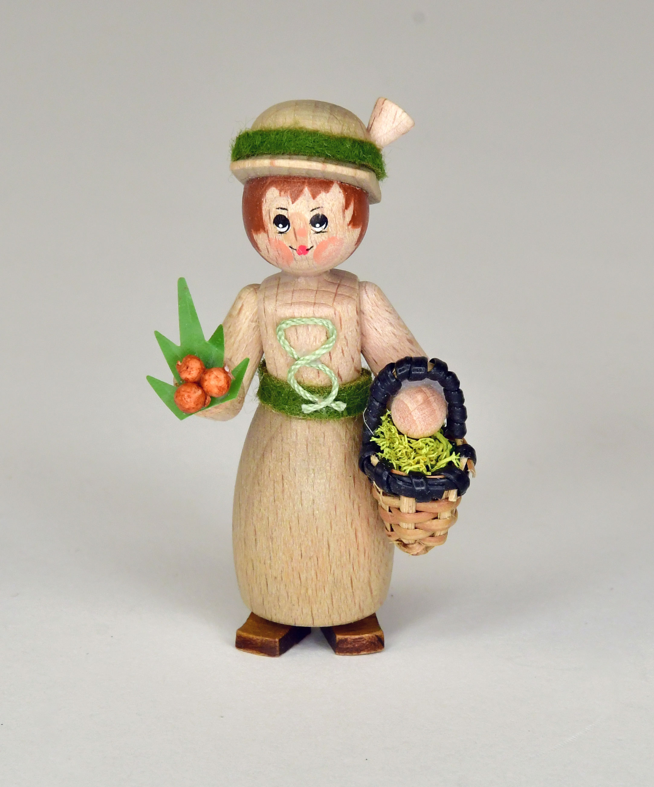 Figur, Spaziergängerin mit Beeren und Korb, Hut