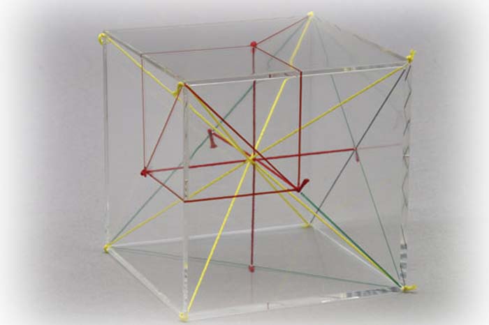 Würfel mit farbigen Diagonal- und Höhenfäden