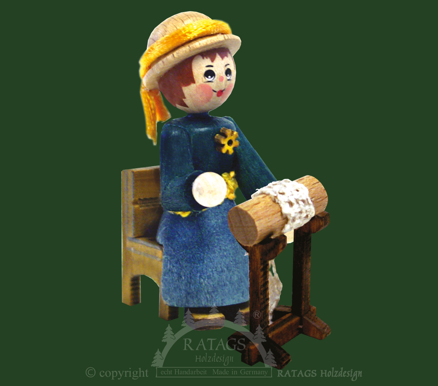 Figur, Klöpplerin auf Stuhl, dunkelblaues Kleid