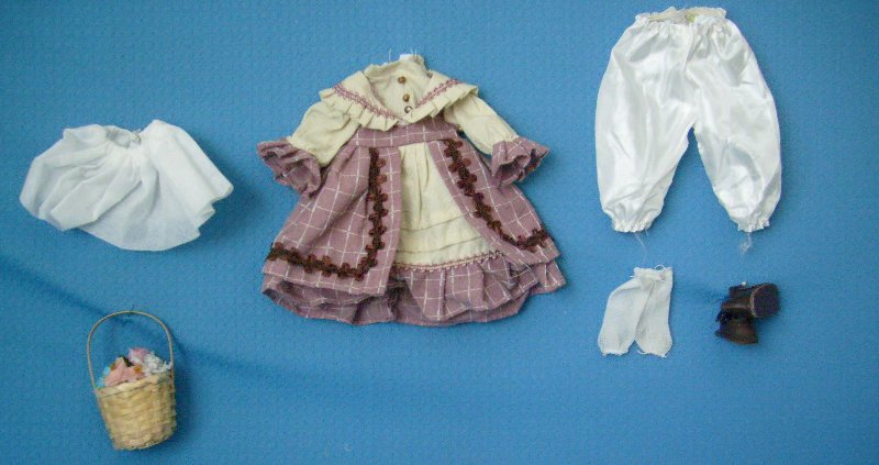 Puppenkleidung für 25 cm große Puppen- vorrätig 2 Stück