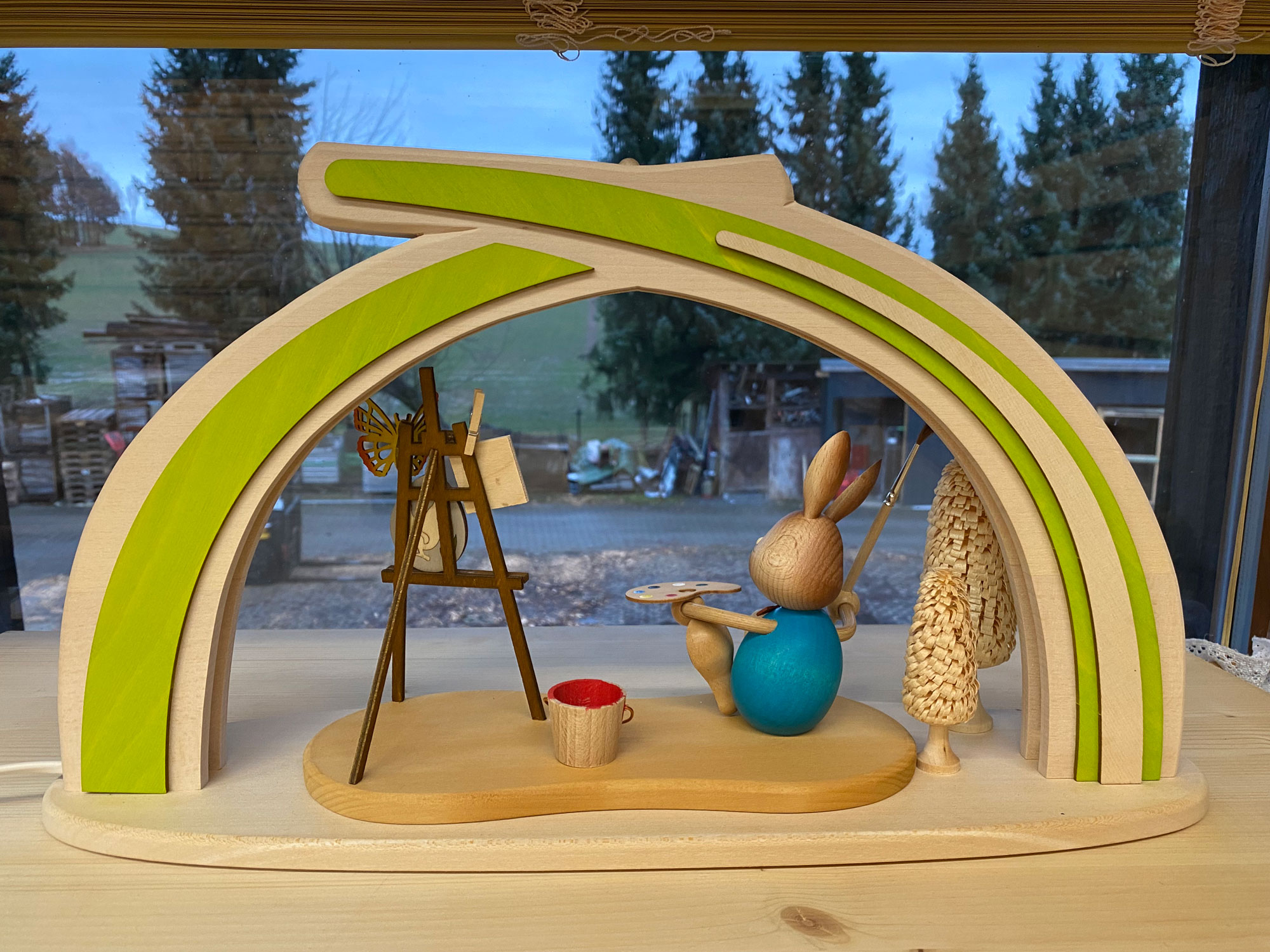 Massivholzbogen Ostern, Stupsi mit Staffelei, grün, LED-Stripe, halb USB