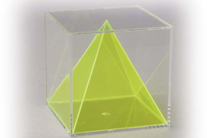 Würfel mit gleichseitiger Innenpyramide
