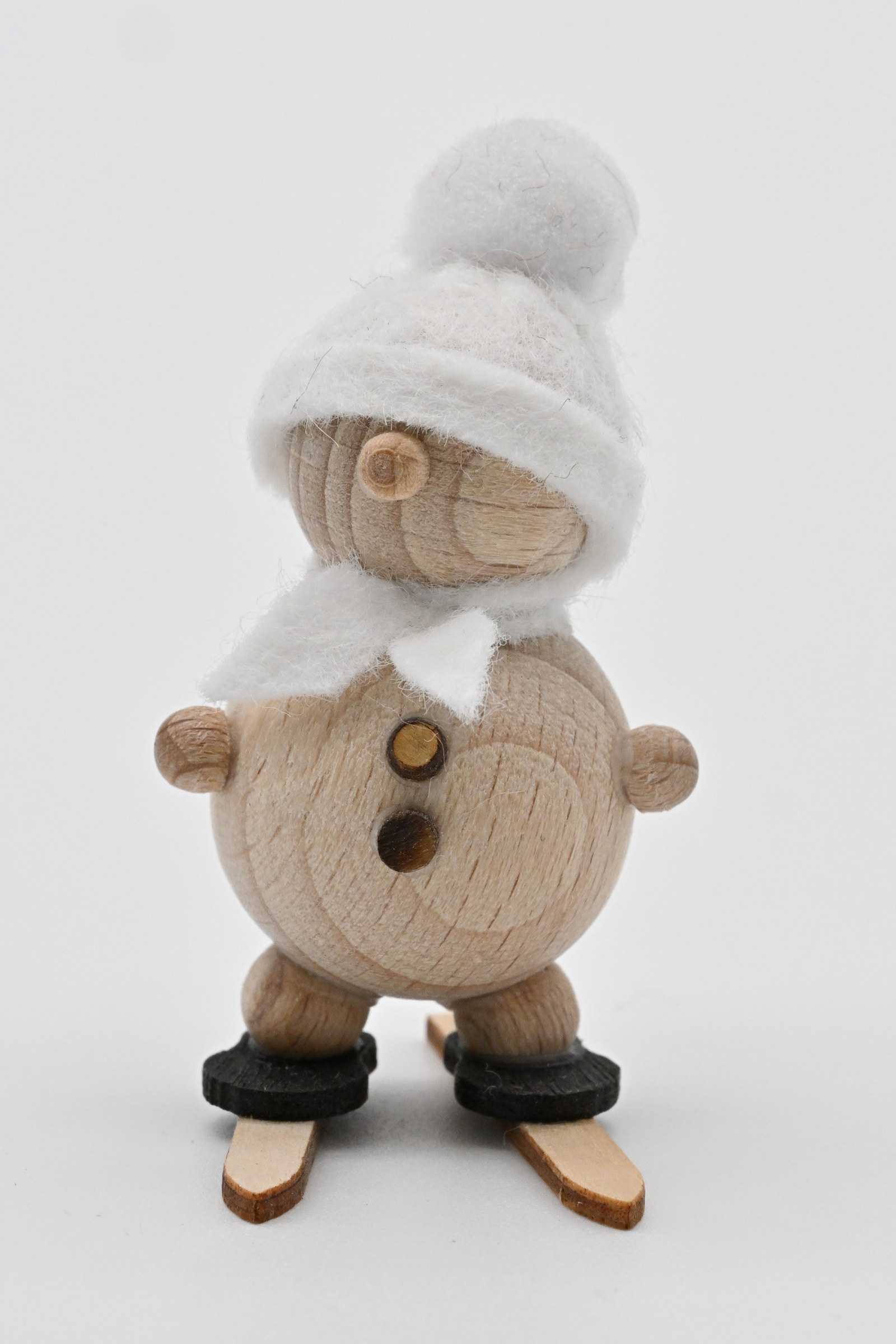Schneemann natur, auf Ski weiße Mütze