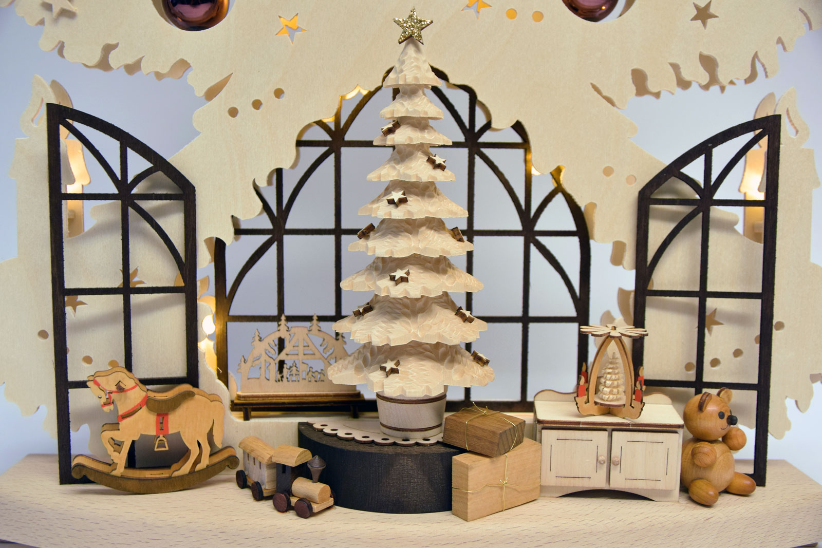 Tanne groß, Weihnachtsstube mit Kugeln, Kupfer, glänzend