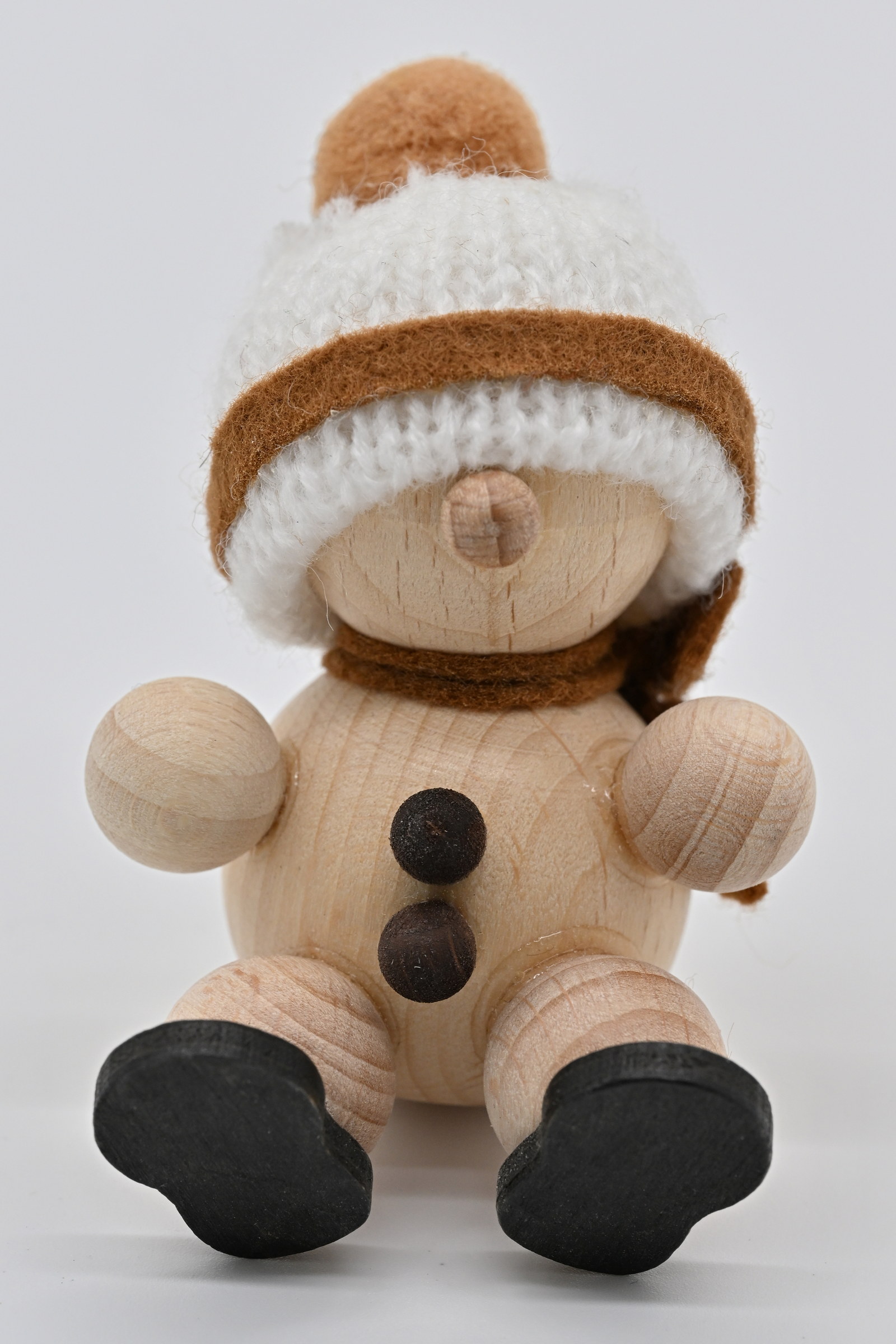 Schneemann sitzend, weiße Mütze
