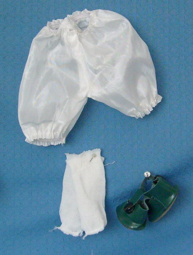 Puppenkleidung für 20 cm große Puppen- vorrätig 4 Stück