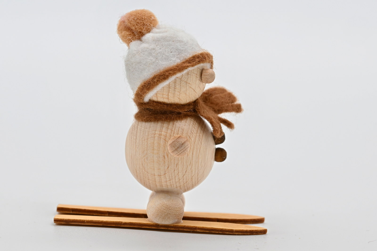 Schneemann auf Ski