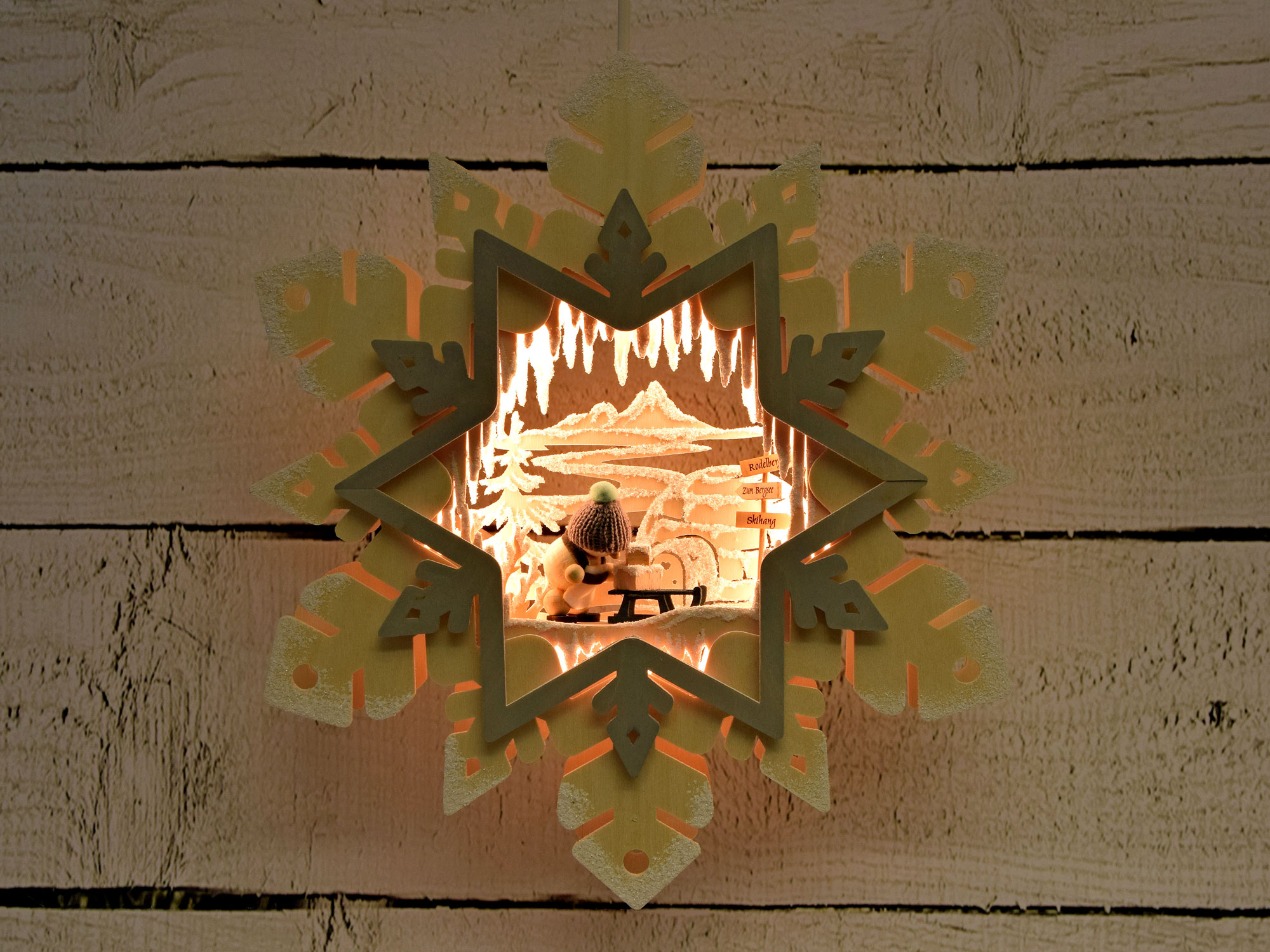 LED-Fensterbild,beleuchtet, Schneeflocke Snowmolly und Schlitten, Raureif