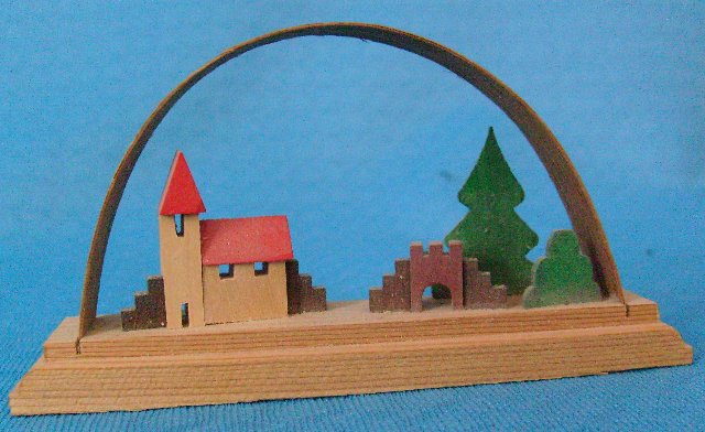 Schwibbogen Kirche bunt