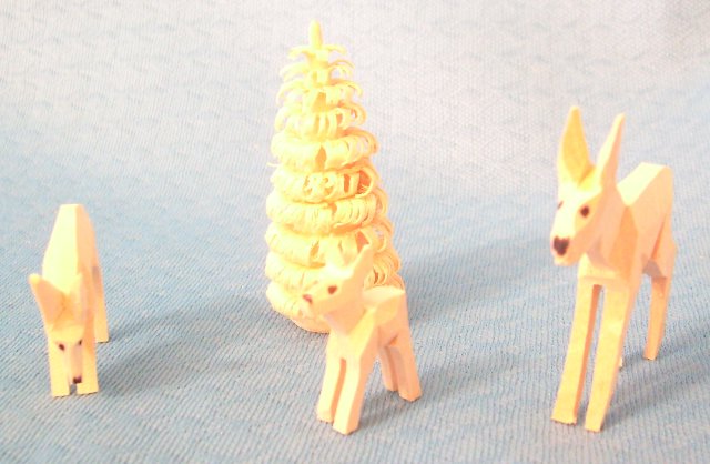 geschnitzte Rehgruppe mit Rillenbaum