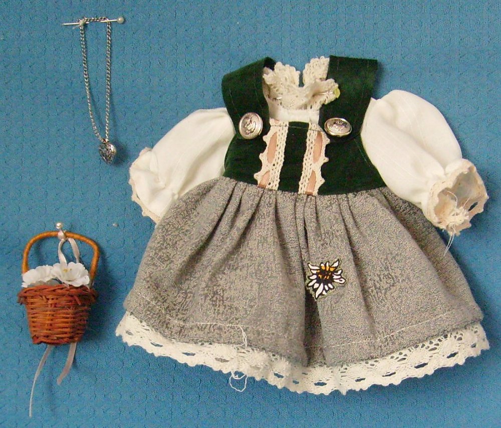 Puppenkleidung für 20 cm große Puppen- vorrätig 4 Stück