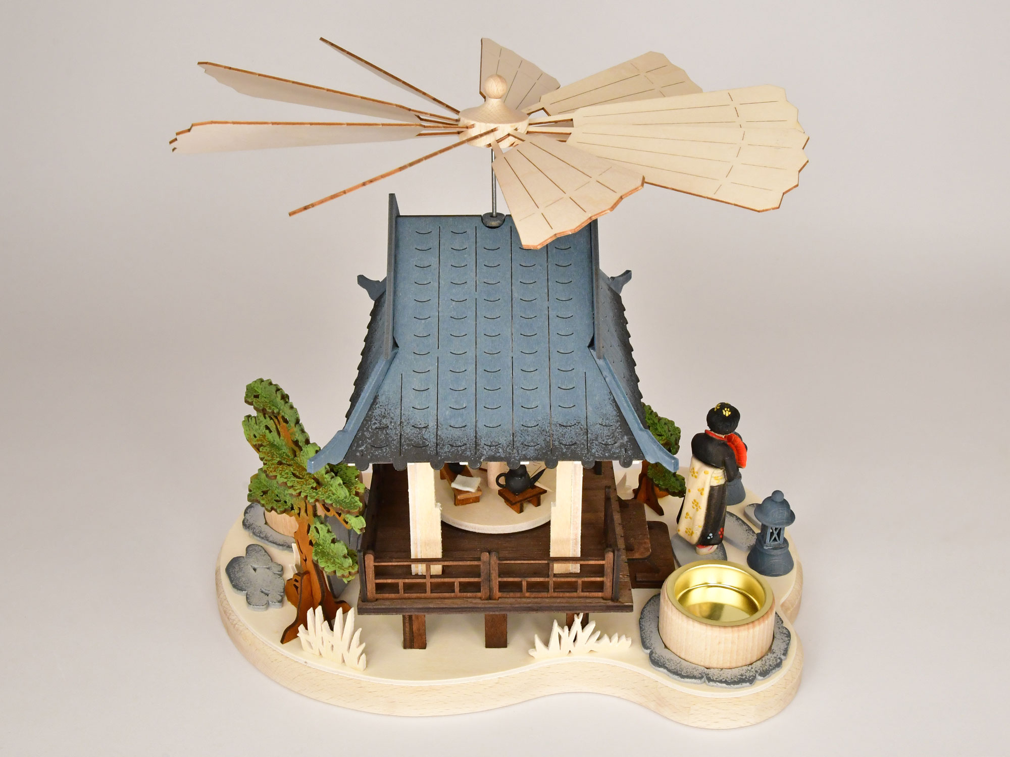 Pyramide Japan, farbig, handbemalt mit Massivholzfigur