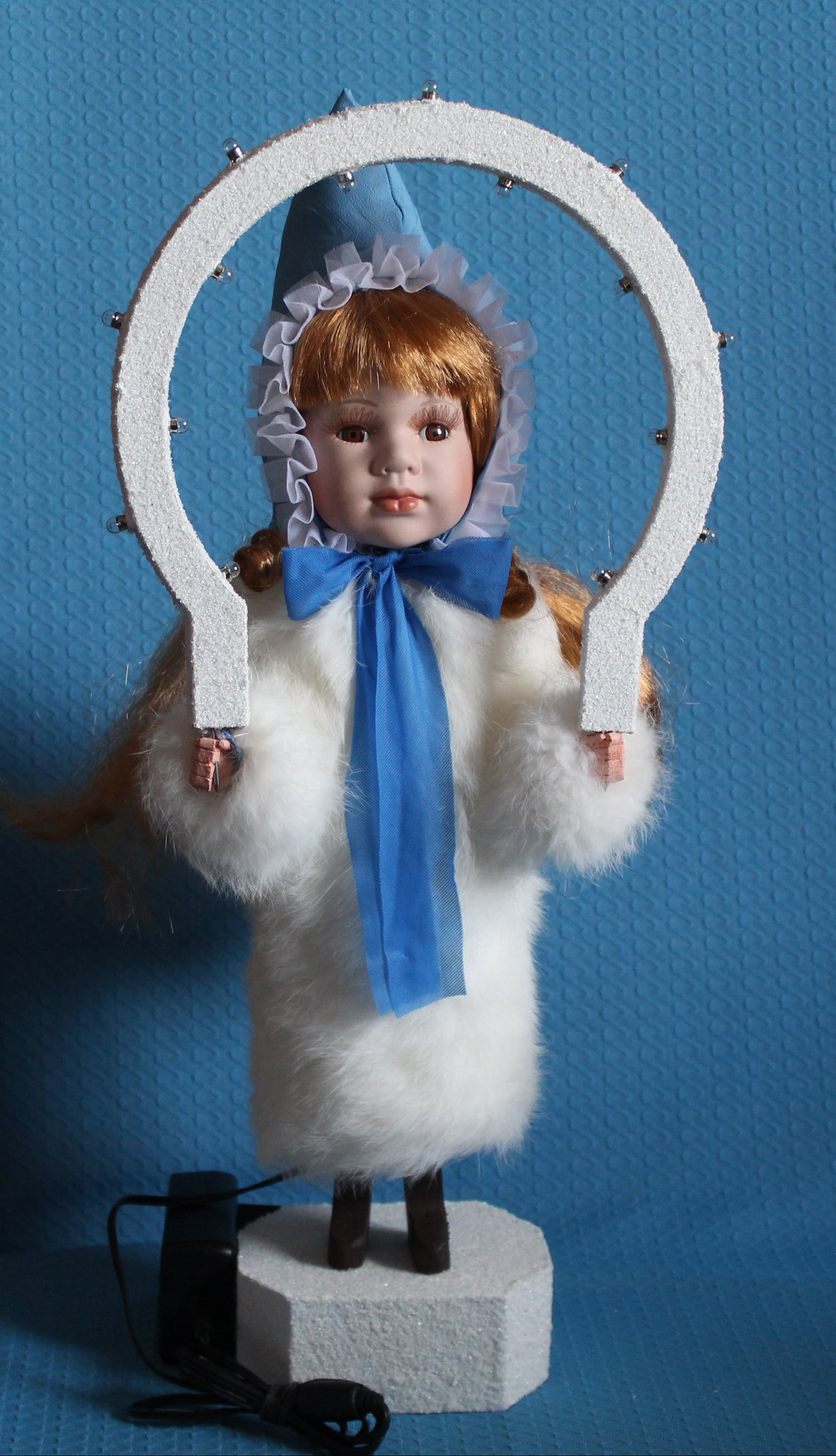 Christkind mit dunkelblonden Haar, echten Kaninchenfell und blauer Mütze - vorrätig 2 Stück