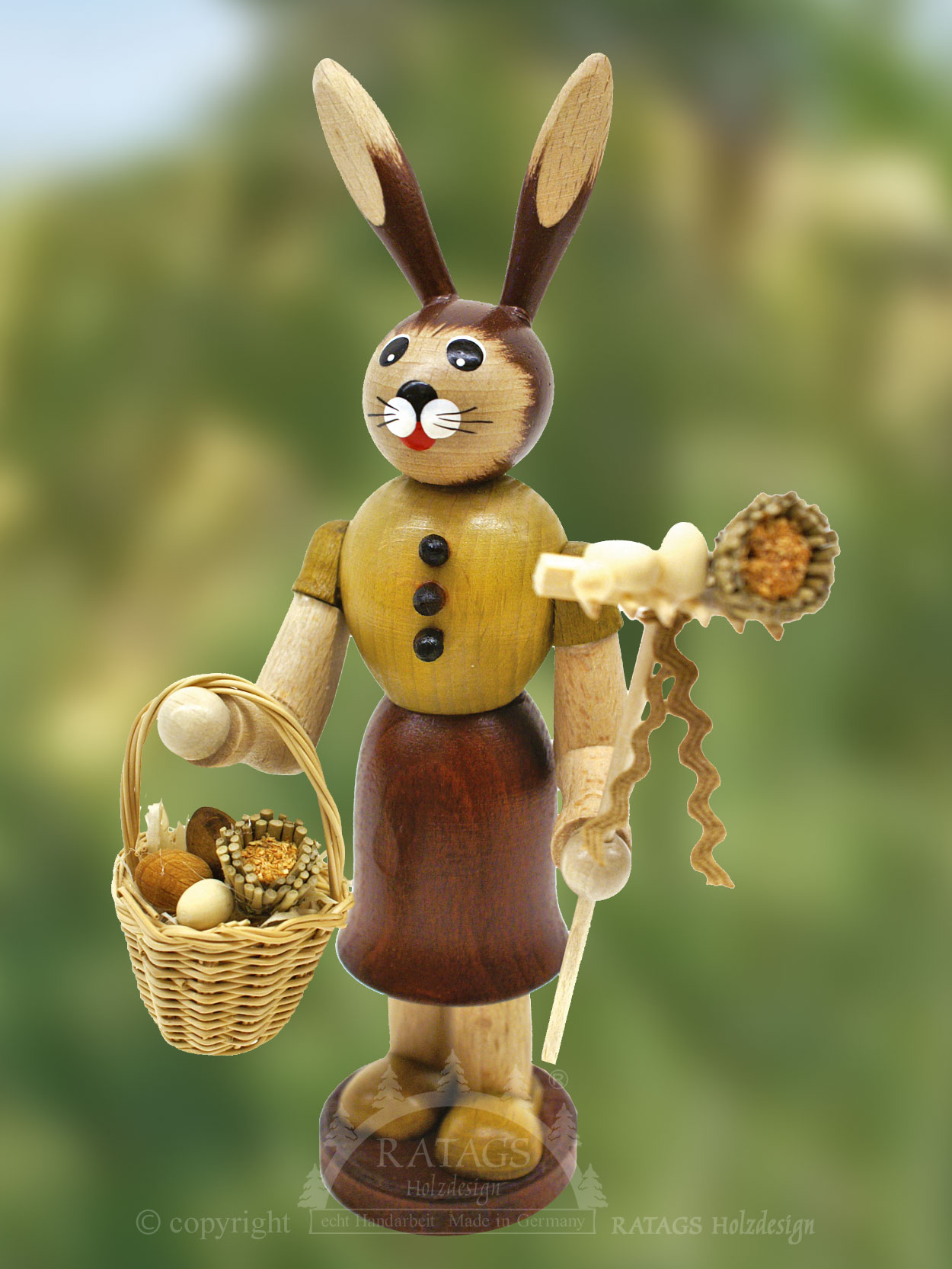 Hasenfrau mit Handkorb, Rechen