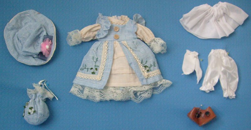 Puppenkleidung für 25 cm Puppen - vorrätig 2 Stück