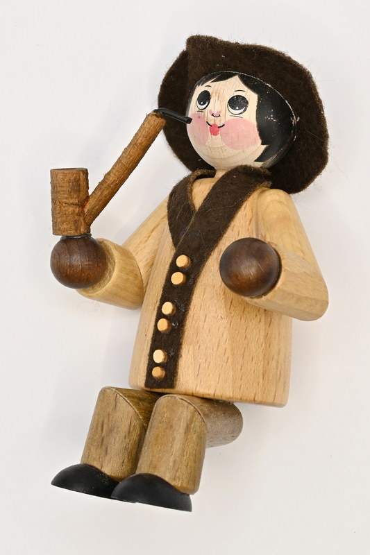 Figur groß, Mann mit Hut, und Pfeife sitzend