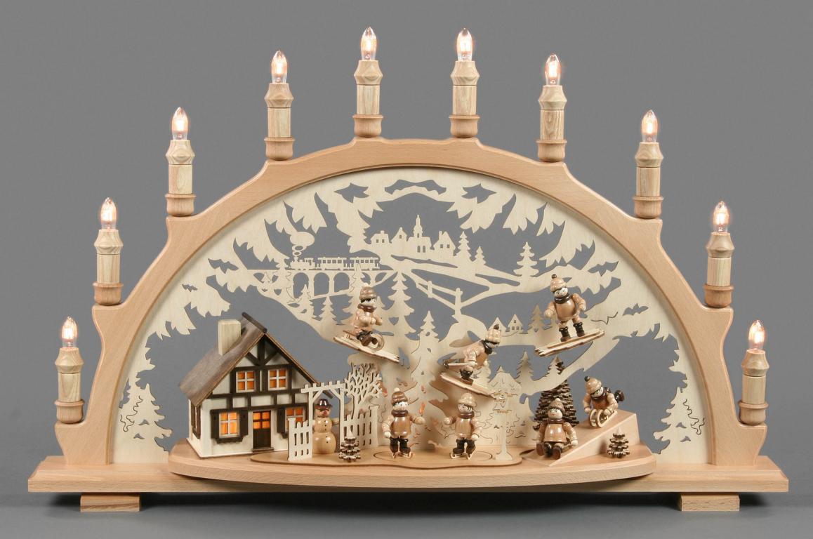 Schwibbogen mit Haus und Wintersportlern, elektrisch beleuchtet, innenbeleuchtetes Gebäude