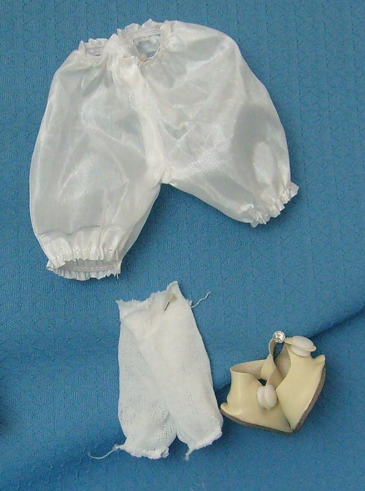 Puppenkleidung für 20 cm große Puppen- vorrätig 4 Stück