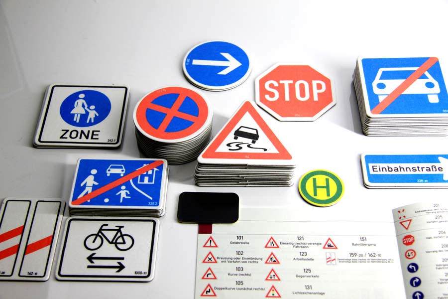 Verkehrszeichensatz magnetisch 64-teilig