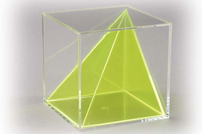 Würfel mit schräger Innenpyramide